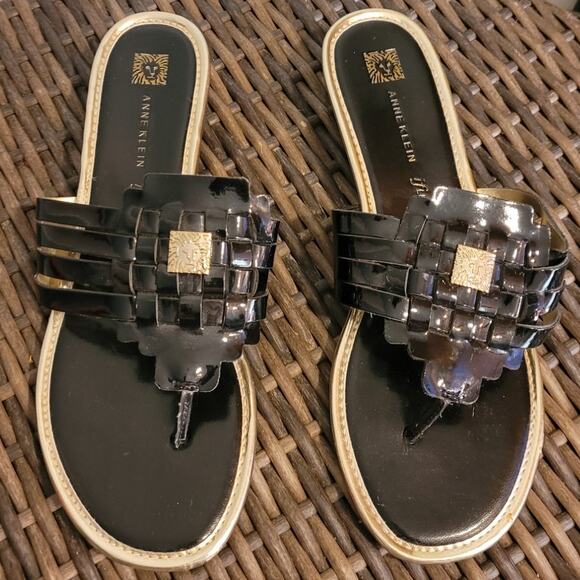 ANNE KLEIN Womens Black Patent Leather Wedge Sandals 9 IFlex Gold Logo Plate - Picture 1 of 8